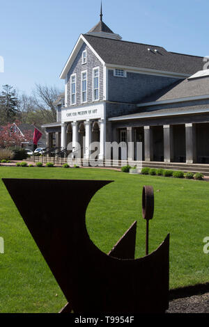 Die Cape Cod Museum für Kunst - Dennis, Massachusetts, USA. Eine Skulptur in den Vordergrund Stockfoto