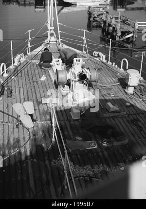 Männer arbeiten auf vorschiff eines Minesweeper (Gedanken zu M 1201 Durweston) in Dorset See, Hamworthy. Poole. Stockfoto