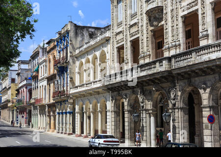 Typische Straßenszene, historische Architektur und Gebäude entlang des Paseo del Prado in der Altstadt von Havanna, Kuba Stockfoto