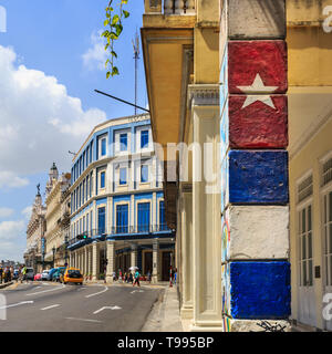 Typische Straßenszene, historische Architektur und Gebäude entlang des Paseo Marti in der Altstadt von Havanna, Kuba Stockfoto