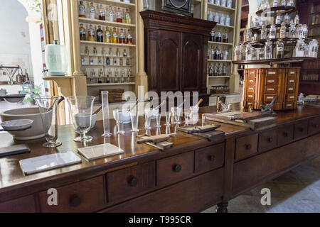 Arzneimittel Vorbereitung Tabelle am Ernesto Triolet Lelievre Pharmazie, pharmazeutische Museum in Matanzas, Cuba Stockfoto