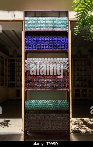 Flasche Schrank an der Ernesto Triolet Lelievre Pharmazie, pharmazeutische Museum in Matanzas, Cuba Stockfoto