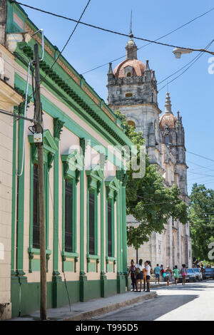 Street Scene, historische Gebäude und die Catedral de San Carlos Borromeo Kathedrale in Matanzas, Cuba Stockfoto