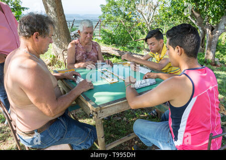 Männer spielen Dominos außerhalb in einem kleinen Dorf in der Nähe von Santa Cruz del Norte, Provinz Mayabeque, Cua Stockfoto