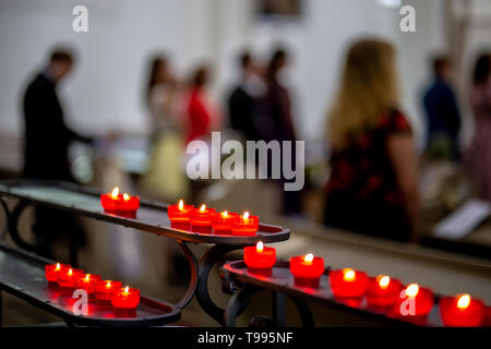 Hochzeit Trauung in der Kirche. Brennende Kerzen in der Kirche während der Trauung. Christliche Kirche von Kerzen für Hochzeit ma eingerichtet Stockfoto