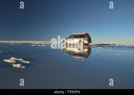 Touren auf größte Spiegel der Welt, Reflexionen von den Salzseen der Salar de Uyuni, Bolivien Stockfoto