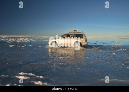 Touren auf größte Spiegel der Welt, Reflexionen von den Salzseen der Salar de Uyuni, Bolivien Stockfoto