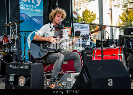 Australische Singer Songwriter Kim Churchill. Führt bei Shipbuider's Square, N. Vancouver, British Columbia, Kanada Stockfoto