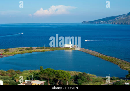 Der Leuchtturm von Punta Lingua über einem Teich auf der Insel Salina in der Äolischen Inseln, Sizilien, Italien Stockfoto