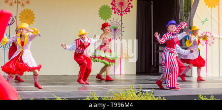 Kaleidoskop auf Parade, Tänzer, PNE, Vancouver, British Columbia, Kanada. Stockfoto