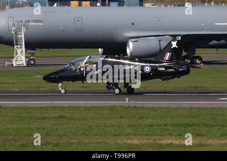 XX 189, BAe Hawk T1 von 100 Squadron, Royal Air Force betrieben, zurück Ankunft am Flughafen Prestwick nach einem Ausfall während der Übung gemeinsame Krieger 19-1. Stockfoto