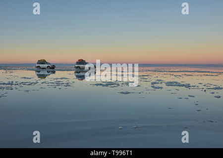 Touren auf größte Spiegel der Welt, Reflexionen von den Salzseen der Salar de Uyuni, Bolivien Stockfoto