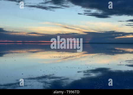 Sonnenuntergang Reflexionen auf der riesigen Salzsee von Salar de Uyuni, Bolivien Stockfoto