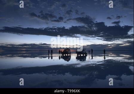 Touren auf größte Spiegel der Welt, Reflexionen von den Salzseen der Salar de Uyuni, Bolivien Stockfoto