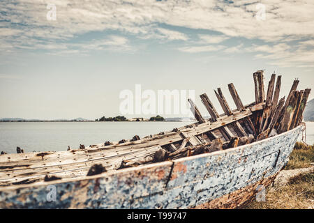 Detail der ein verlassenes altes Fischerboot am Strand von Lefkada Insel, Griechenland Stockfoto