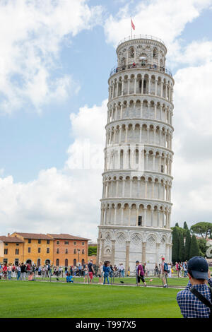 Touristen rund um den schiefen Turm von Pisa Stockfoto