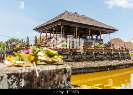 Traditioneller Balinesischer Angebote canang Sari in der Nähe von Bale Kembang (Floating Pavillon) bei Taman Gili Kertha Gosa, Semarapura, Klungkung, Bali, Indonesien Stockfoto