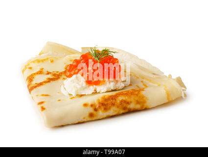 Pfannkuchen mit roter Kaviar und Frischkäse auf weißem Hintergrund Stockfoto