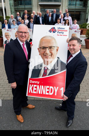 Danny Kennedy (links) mit seinem wahlplakat und UUP Parteichef Robin Swann, nach dem Start der Ulster Unionist Party Wahlprogramm für die Europawahl 2019 im Stormont Hotel in Belfast. Stockfoto