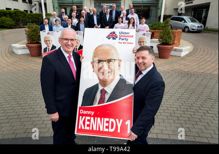 Danny Kennedy (links) mit seinem wahlplakat und UUP Parteichef Robin Swann, nach dem Start der Ulster Unionist Party Wahlprogramm für die Europawahl 2019 im Stormont Hotel in Belfast. Stockfoto