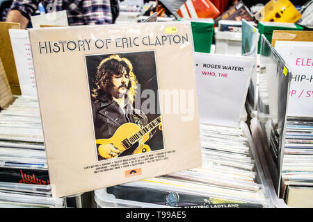 Corato, Polen, 11. Mai 2019 Eric Clapton Vinyl Album auf Display für Verkauf, Vinyl, LP, Album, Rock, Deutsch rock Gitarrist, Sammlung von Vinyls Stockfoto