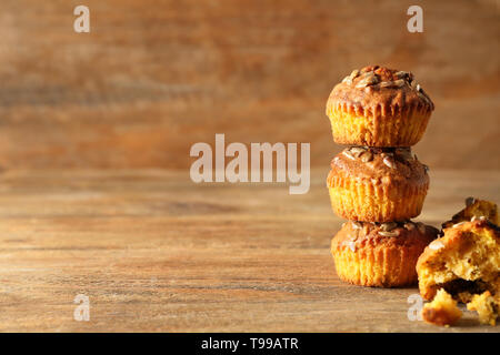Lecker Kürbis Muffins mit Sonnenblumenkernen auf hölzernen Tisch Stockfoto