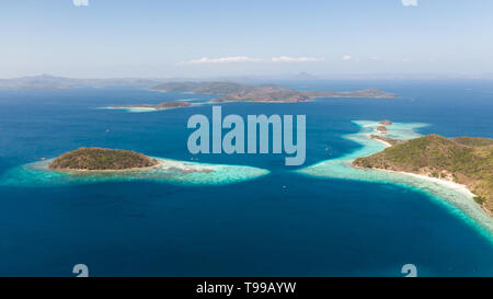 Antenne marine Lagunen mit Blau, azurblaues Wasser in der Mitte der kleinen Inseln. Palawan, Philippinen. tropische Inseln mit blauen Lagunen, Korallenriff. Inseln der malaiische Archipel mit türkisfarbenen Lagunen. Stockfoto