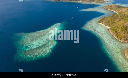 Antenne marine Lagunen mit Blau, azurblaues Wasser in der Mitte der kleinen Inseln. Palawan, Philippinen. tropische Inseln mit blauen Lagunen, Korallenriff. Inseln der malaiische Archipel mit türkisfarbenen Lagunen. Stockfoto