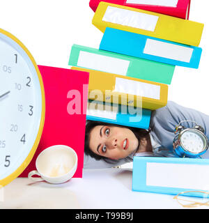 Helfen Sie mir. Junge Frau, eine Menge Arbeit und die Frist, die unter dem Druck der Angebote. In Ordnern mit Papieren gedrückt wird. Konzept der Probleme im Büro, Geschäft, Probleme und Stress. Stockfoto
