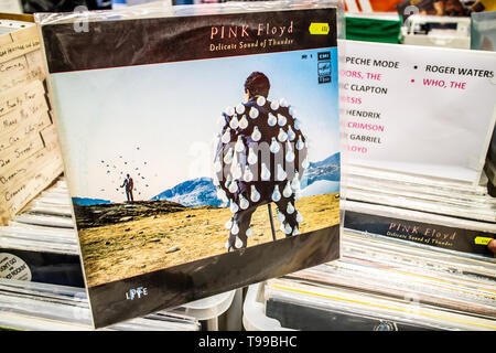 Corato, Polen, 11. Mai 2019: Pink Floyd auf Anzeige für Verkauf, Vinyl, LP, Album, 1979, Rock, Sammlung von Vinyl im Hintergrund Stockfoto