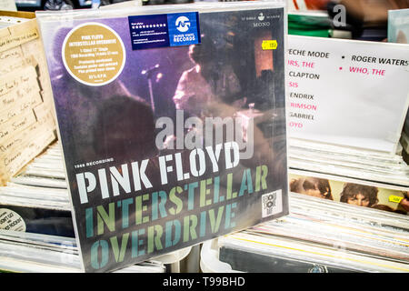 Corato, Polen, 11. Mai 2019: Pink Floyd auf Anzeige für Verkauf, Vinyl, LP, Album, 1979, Rock, Sammlung von Vinyl im Hintergrund Stockfoto