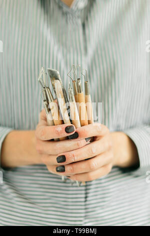 Keramik Werkzeuge für Carving keramische Produkte in Werkstatt Stockfoto