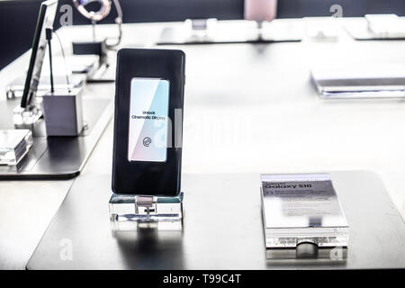 Corato, Polen, 11. Mai 2019: Samsung Galaxy S10 Smartphone, Präsentation von Samsung S 10 An der Ausstellung showroom, in Warschau Electronics Show stehen, Stockfoto