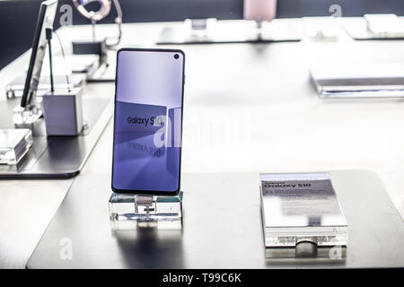 Corato, Polen, 11. Mai 2019: Samsung Galaxy S10 Smartphone, Präsentation von Samsung S 10 An der Ausstellung showroom, in Warschau Electronics Show stehen, Stockfoto