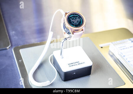 Corato, Polen, 10. Mai 2019: Samsung Galaxy Watch Smartwatch auf Anzeige, bei Samsung Ausstellungspavillon Showroom, stand an der Warschauer Electronics Show Stockfoto