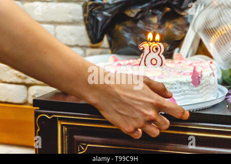 Festliche Kuchen für 18 Jahre mit Kerzen. Close-up. Stockfoto