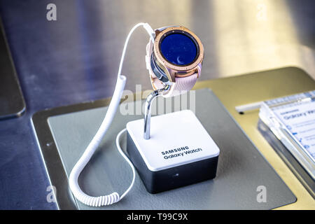 Corato, Polen, 10. Mai 2019: Samsung Galaxy Watch Smartwatch auf Anzeige, bei Samsung Ausstellungspavillon Showroom, stand an der Warschauer Electronics Show Stockfoto