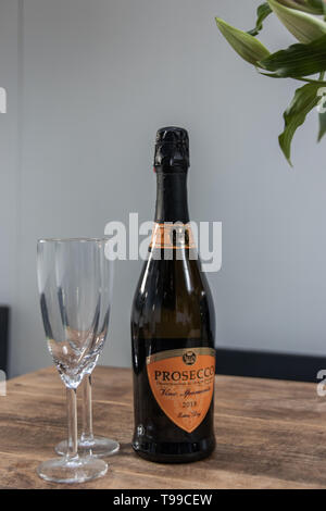 Eine Flasche Prosecco mit zwei champagnergläser auf einem Holztisch Stockfoto