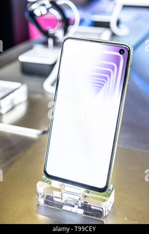 Corato, Polen, 10. Mai 2019: Samsung Galaxy S 10e Smartphone, Präsentation von S10e bei Samsung Ausstellung showroom, stand an der Warschauer Electronics Show Stockfoto