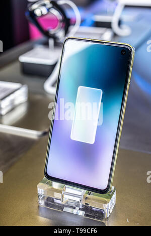 Corato, Polen, 10. Mai 2019: Samsung Galaxy S 10e Smartphone, Präsentation von S10e bei Samsung Ausstellung showroom, stand an der Warschauer Electronics Show Stockfoto