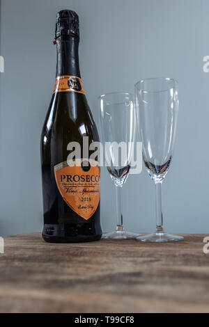 Eine Flasche Prosecco mit zwei champagnergläser auf einem Holztisch Stockfoto