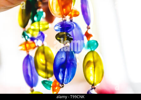 Hellen bunten Glasperlen Nahaufnahme. Blur und Abstraktion Stockfoto
