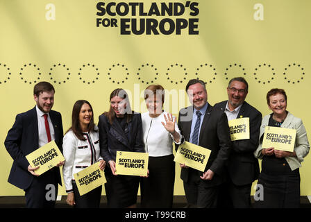 SNP-Chef und Erster Minister Nicola Sturgeon Chats mit Aktivisten, wie sie die SNP Europäischen Parteiprogramm in Glasgow startet. Stockfoto