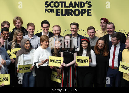 SNP-Chef und Erster Minister Nicola Sturgeon Chats mit Aktivisten, wie sie die SNP Europäischen Parteiprogramm in Glasgow startet. Stockfoto