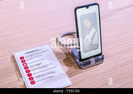 Corato, Polen, 11. Mai 2019: Huawei Y6 Smartphone, Präsentation von Y6 2019 bei Huawei Ausstellung showroom, stand an der Warschauer Electronics Show Stockfoto