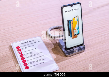 Corato, Polen, 11. Mai 2019: Huawei Y6 Smartphone, Präsentation von Y6 2019 bei Huawei Ausstellung showroom, stand an der Warschauer Electronics Show Stockfoto