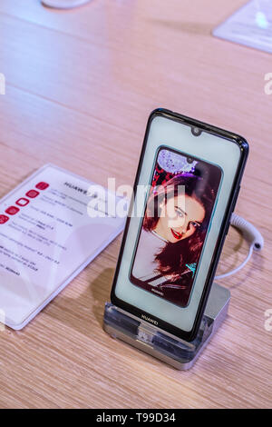Corato, Polen, 11. Mai 2019: Huawei Y6 Smartphone, Präsentation von Y6 2019 bei Huawei Ausstellung showroom, stand an der Warschauer Electronics Show Stockfoto