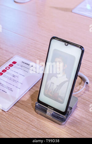 Corato, Polen, 11. Mai 2019: Huawei Y6 Smartphone, Präsentation von Y6 2019 bei Huawei Ausstellung showroom, stand an der Warschauer Electronics Show Stockfoto