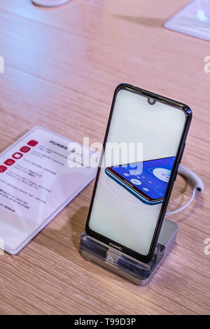 Corato, Polen, 11. Mai 2019: Huawei Y6 Smartphone, Präsentation von Y6 2019 bei Huawei Ausstellung showroom, stand an der Warschauer Electronics Show Stockfoto