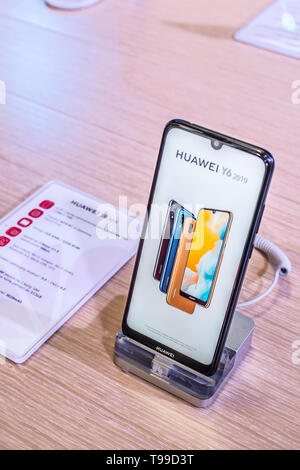 Corato, Polen, 11. Mai 2019: Huawei Y6 Smartphone, Präsentation von Y6 2019 bei Huawei Ausstellung showroom, stand an der Warschauer Electronics Show Stockfoto